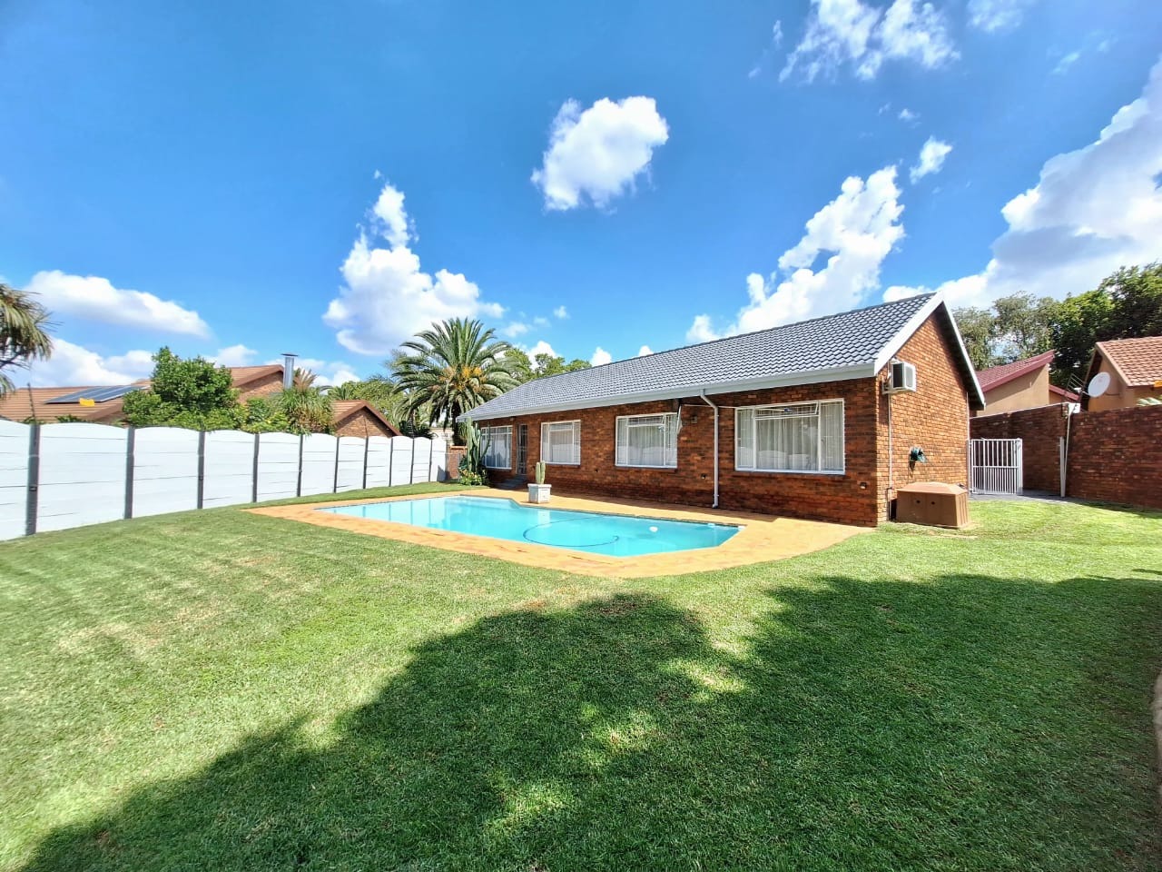 3 Bedroom House For Sale in Rooihuiskraal